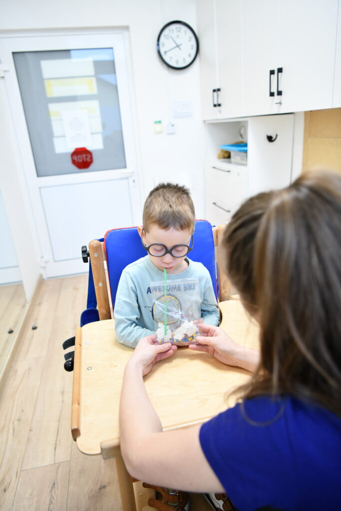 Dziecko podczas indywidualnych zajęć terapeutycznych z terapeutą